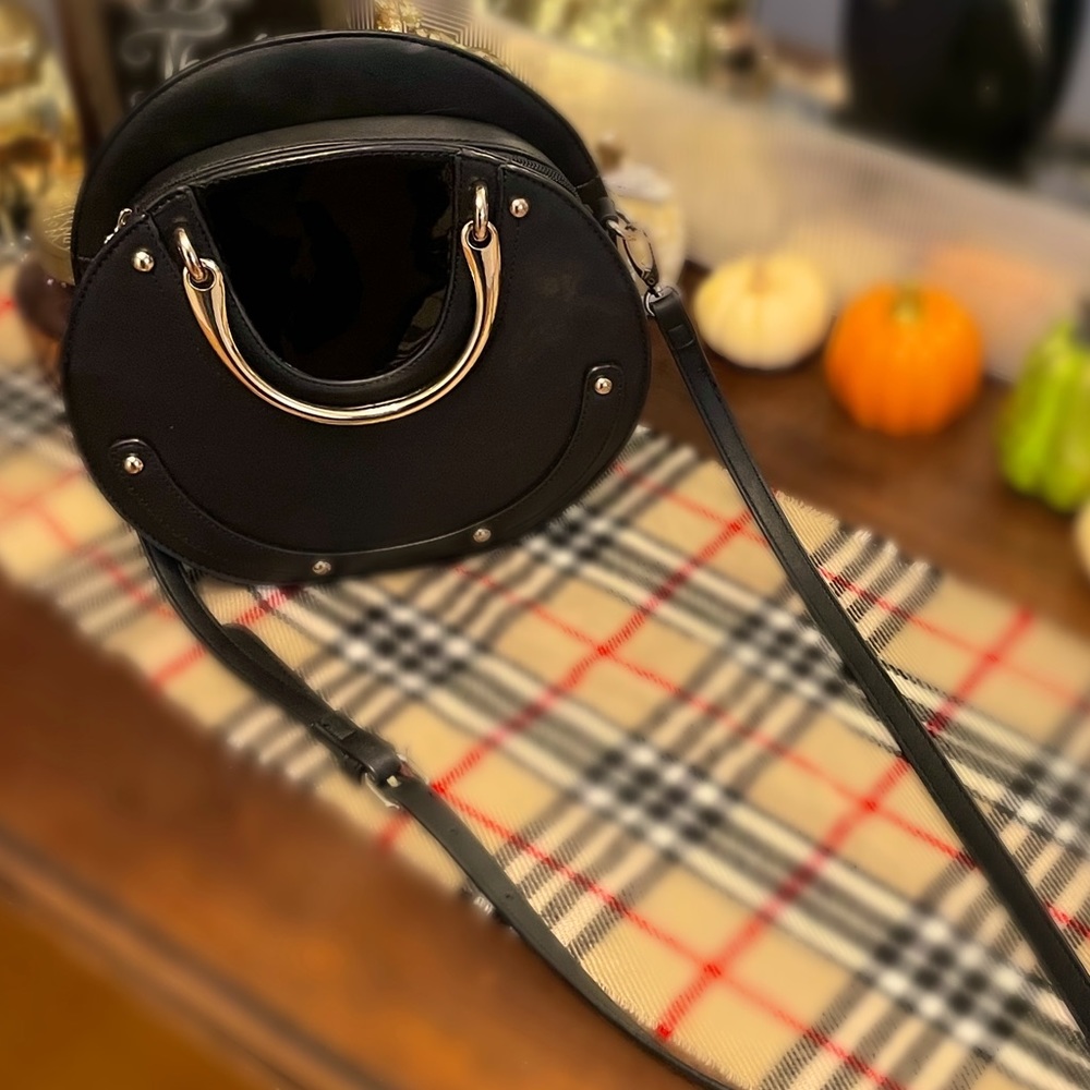 Black round purse
